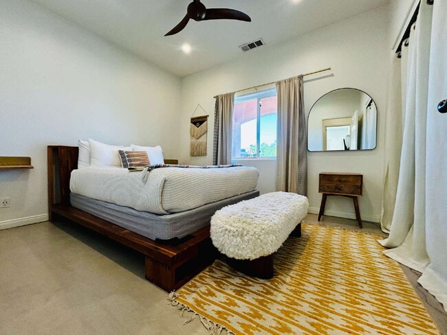 Building Photo - Gorgeous, renovated home on 2 acres in quiet neighborhood.