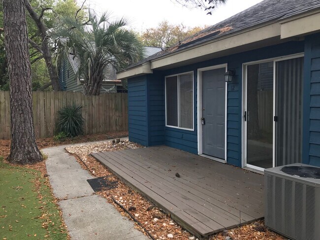 Building Photo - Quiet 2 story condo super close to the beach!