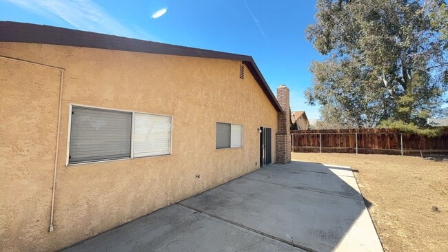 Building Photo - 3 BEDROOM VICTORVILLE HOME