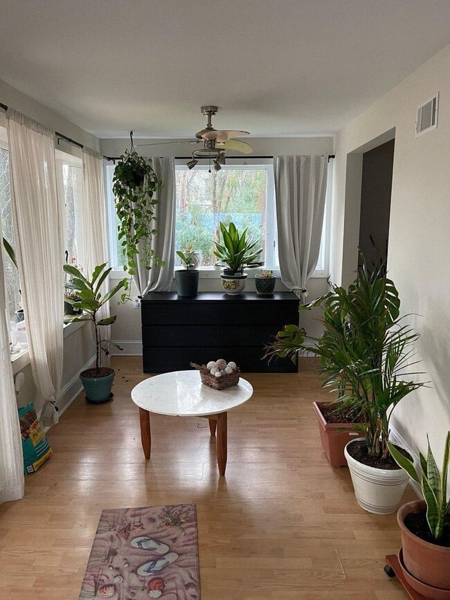 Building Photo - Riverfront home in a quiet spot, 3 acres, ...
