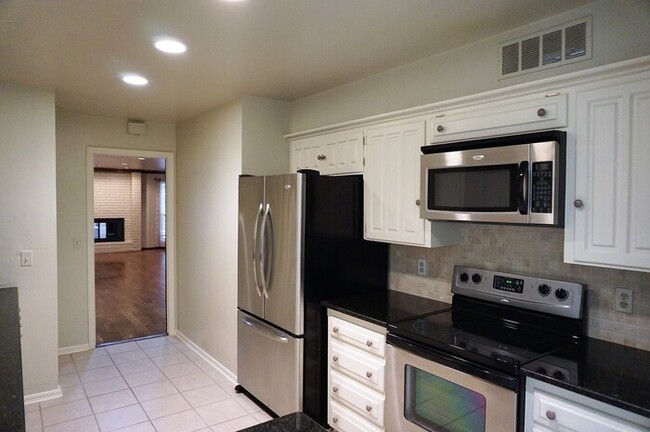 Building Photo - 3 bed 3 Bath 2 Car Garage Town Home in the...