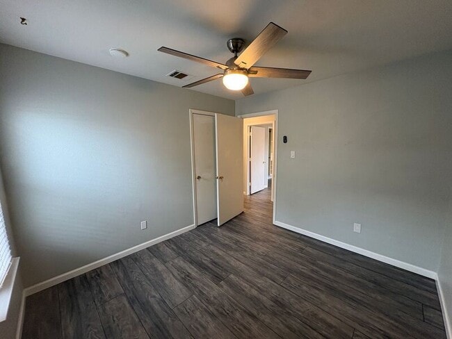 Building Photo - 400 Lakeside Dr