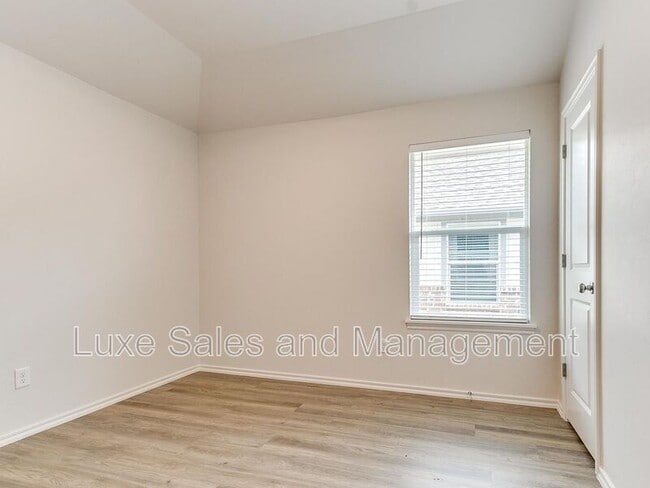 Building Photo - 3703 N Divis Ave