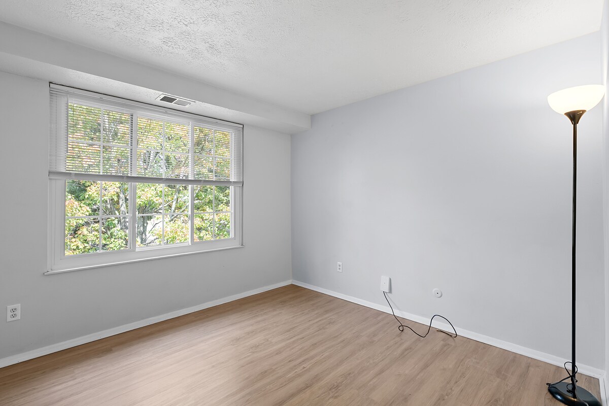 Building Photo - 976 Wood Hollow Dr