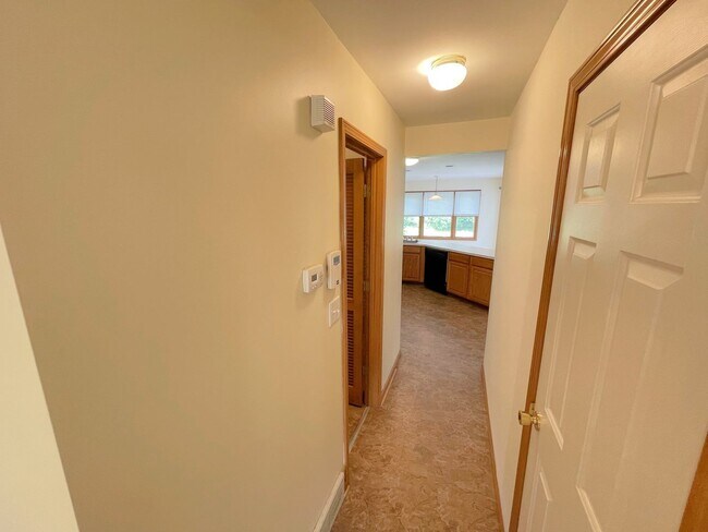 Building Photo - Spacious 3 bed 2.5 Bath Home Ready to Rent...