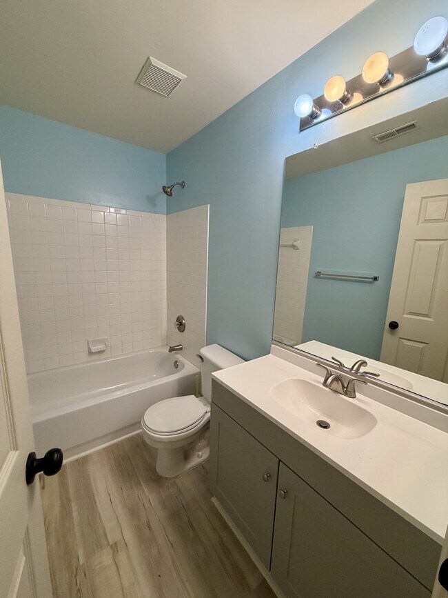 Building Photo - 197 Glenhurst Dr