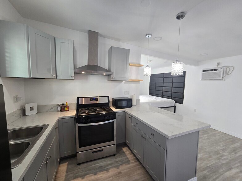 Building Photo - 1943 Claudina Ave