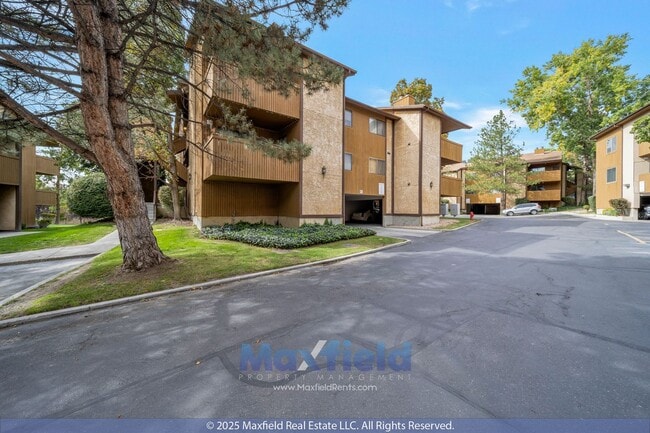 Building Photo - TOP LEVEL CONDO - 2BD 2 BA - NEW PAINT!