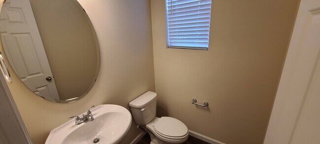 Building Photo - Gorgeous 3- bedroom 2.5 bathroom Port Orch...