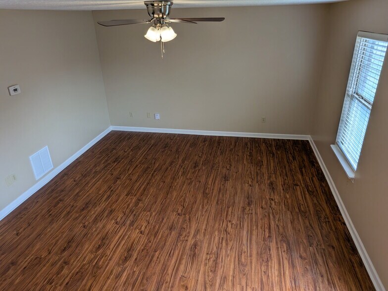 Building Photo - 907 Weeping Willow Dr