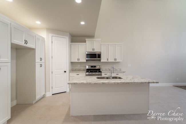 Building Photo - 4 bedroom, 2.5 bathroom townhome in Hurricane!
