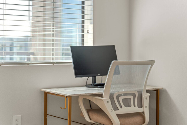 Building Photo - 711 W Broadway Rd