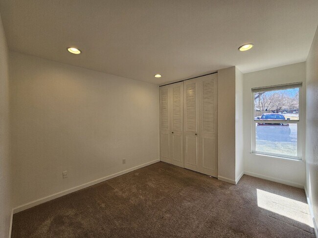 Building Photo - 5926 S Willow Way