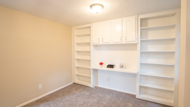 Building Photo - 17 Regency Ln