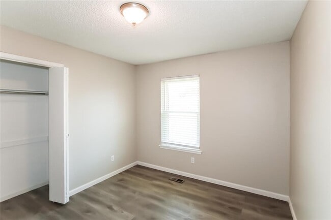 Building Photo - 916 Clear Creek