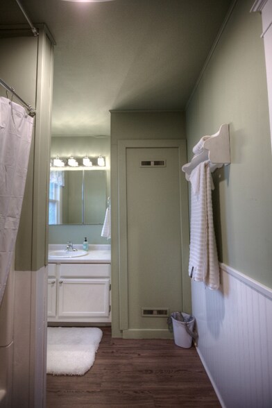 Building Photo - 500 N Lake St