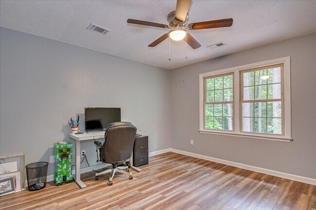Building Photo - 4 bedroom 3 full bathroom home in heart of...