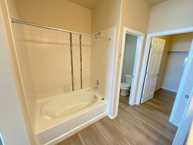 Building Photo - 3 Bedroom Townhome Available Near Constitu...