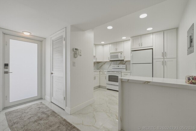 Building Photo - 371 S Hollybrook Dr