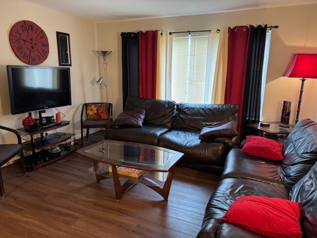 Building Photo - Apartment Located Minutes from Downtown Le...