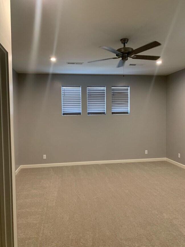 Building Photo - 5690 S Garnet Dr