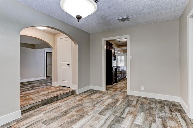 Building Photo - 1827 Riverwood Trail