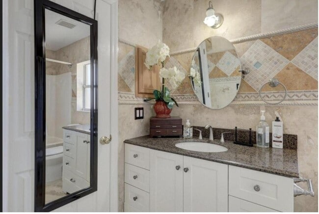 Building Photo - 2529 SW Grotto Cir
