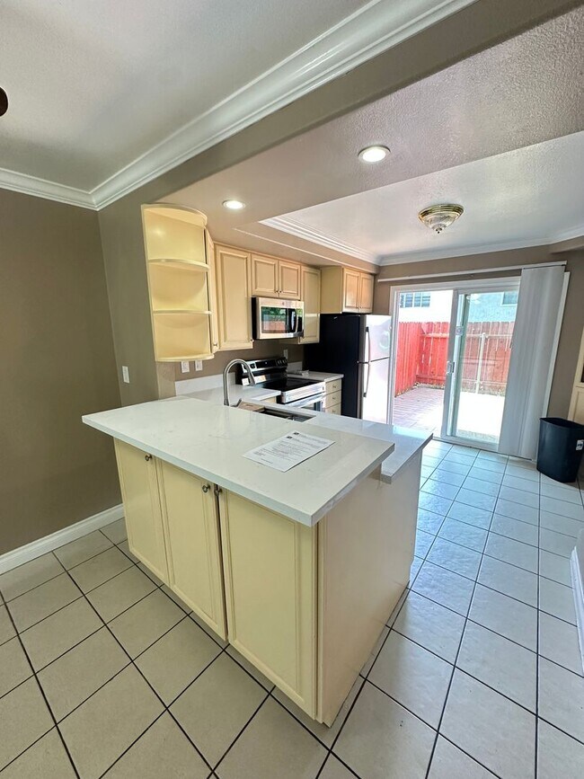 Building Photo - Beautiful 2BR/1BA two story condominium of...