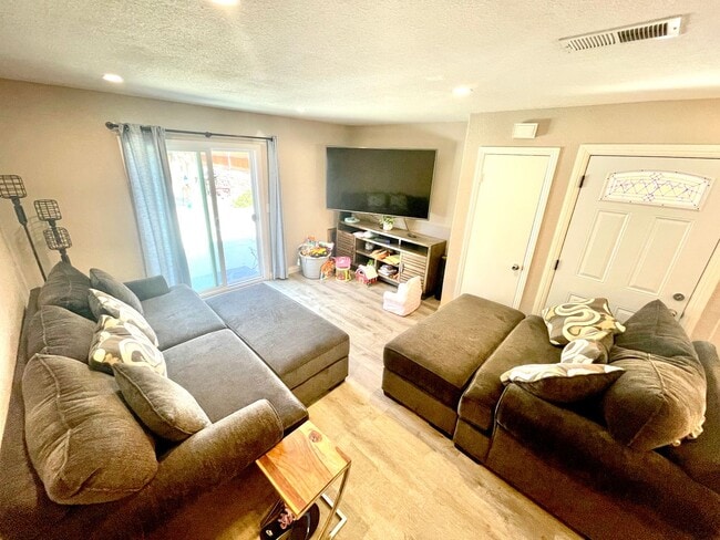 Building Photo - Fully remodeled house in Spring Valley on ...