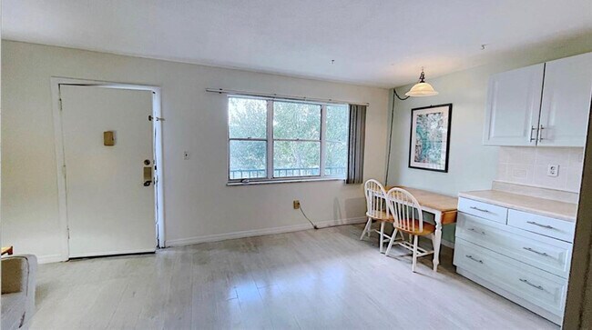 Building Photo - 1200 Colonnades Dr