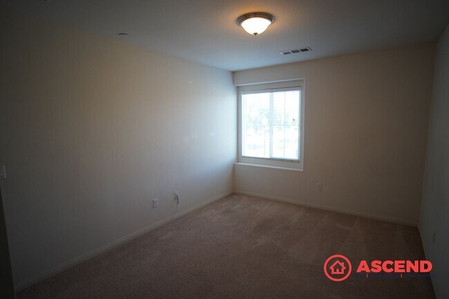 Building Photo - Stunning 4 Bed, 2.5 Bath Home with Pool Access | Southwest Bakersfield