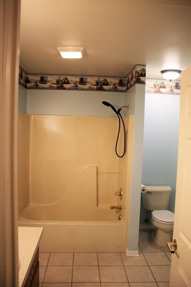 Building Photo - Available Now!- 2 Bedroom Condo In Davison