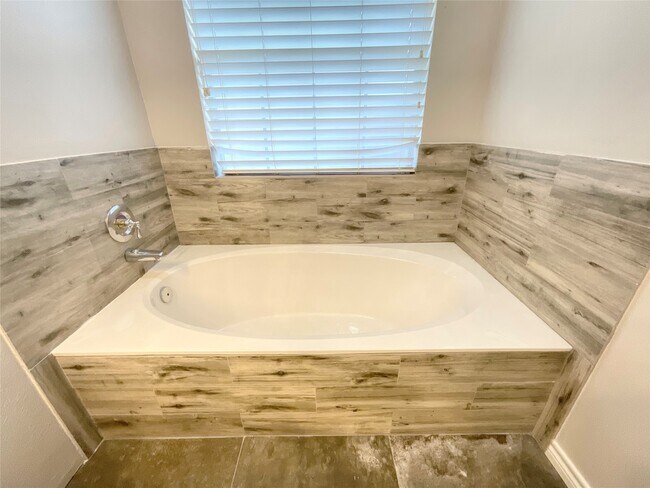 Building Photo - 9509 Dry Springs Dr