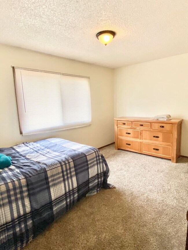 Building Photo - Large 4 Bedroom/2 Bath Bi-Level Home with ...