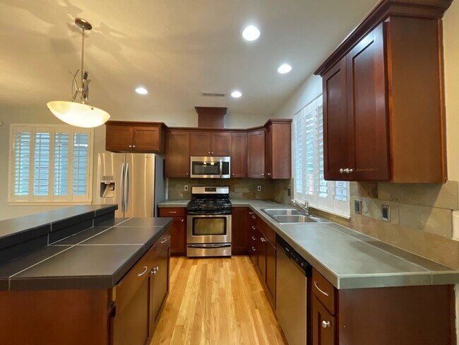 Building Photo - 3 Bedroom 2.5 Bathroom House with Bonus Room ~ Garage, A/C, includes Washer and Dryer ~ Close to ...