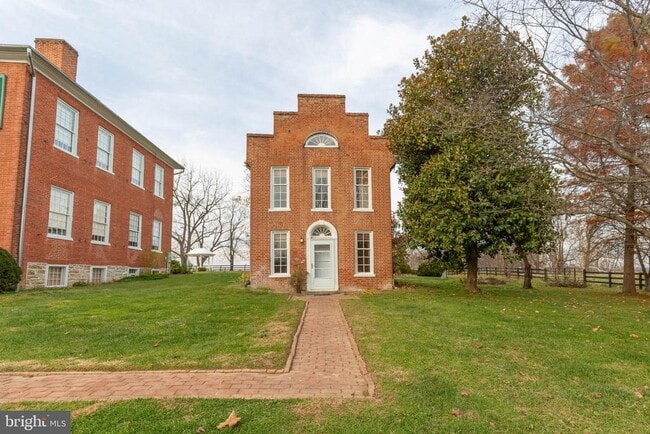 Building Photo - 562 Smithfield Ln