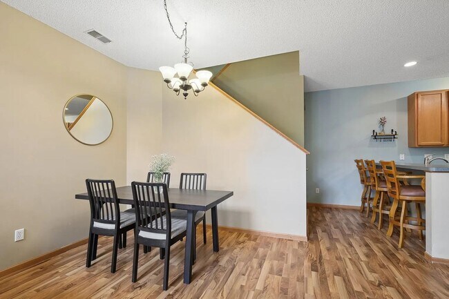 Building Photo - Quiet 2 bedroom with study area.