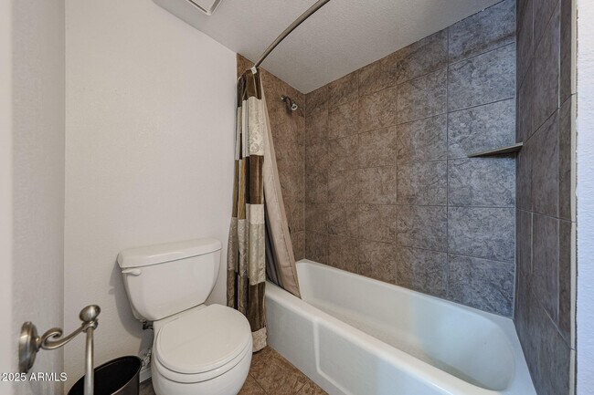 Building Photo - 601 E Forest Hills Dr