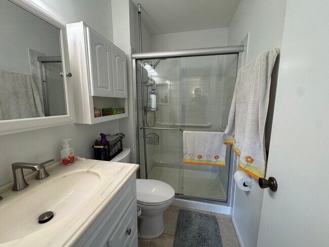 Building Photo - 220 Oak Knoll Ct