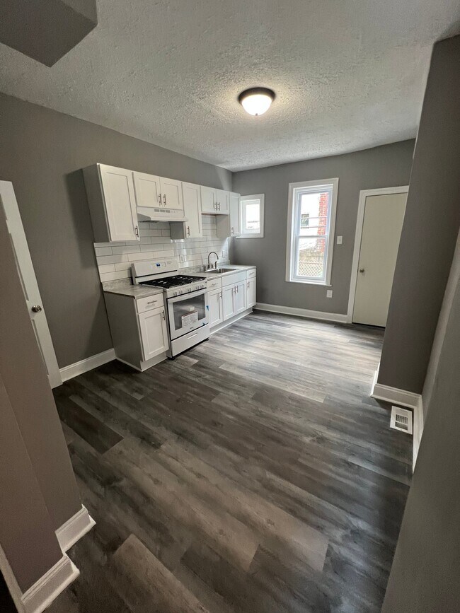 Building Photo - 114 N Yewdall St