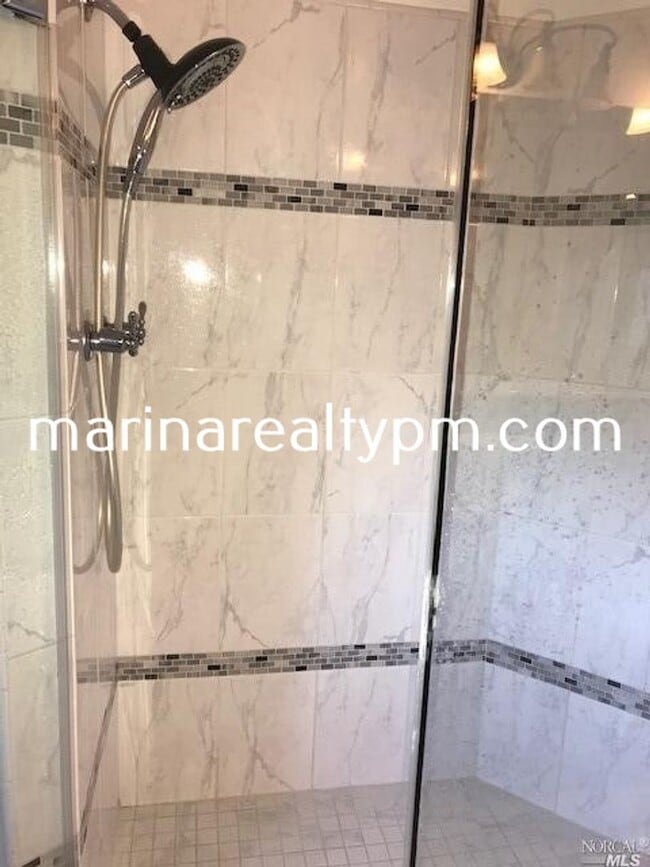 Building Photo - Gorgeous 3 bedroom 2.5 bath 2 story Townho...