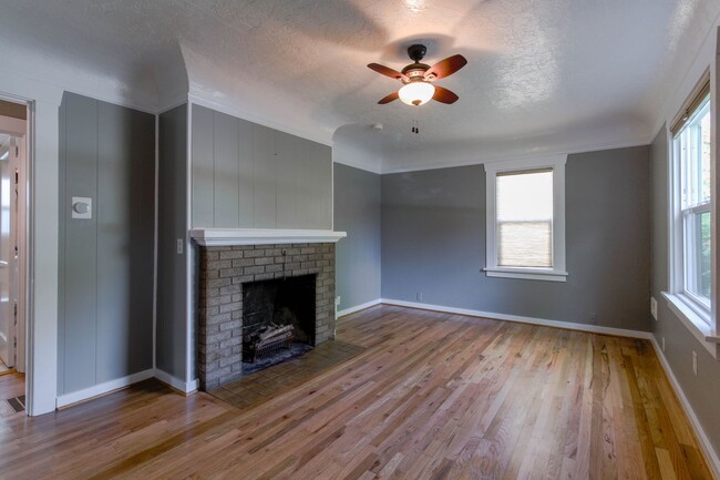 Building Photo - Beautiful 2 Bed 1 bathroom vintage home Do...