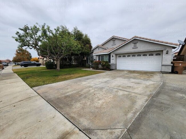 Building Photo - Spacious 4 bedroom 2 bathroom home located...