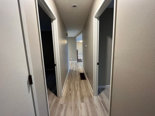 Building Photo - Spacious lower unit in refurbished duplex