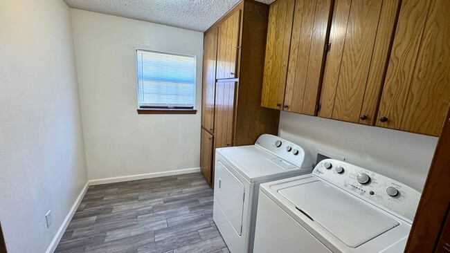 Building Photo - Comfortable & Convenient Living on Nightin...