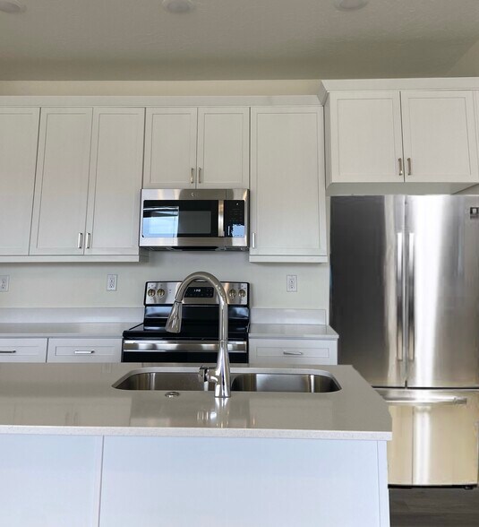 Building Photo - 5801 S Garnet Dr