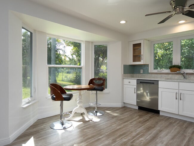 Building Photo - Living Across from Sarasota Bay 3BR/2.5BA Home Minutes to Downtown – Yardwork Included