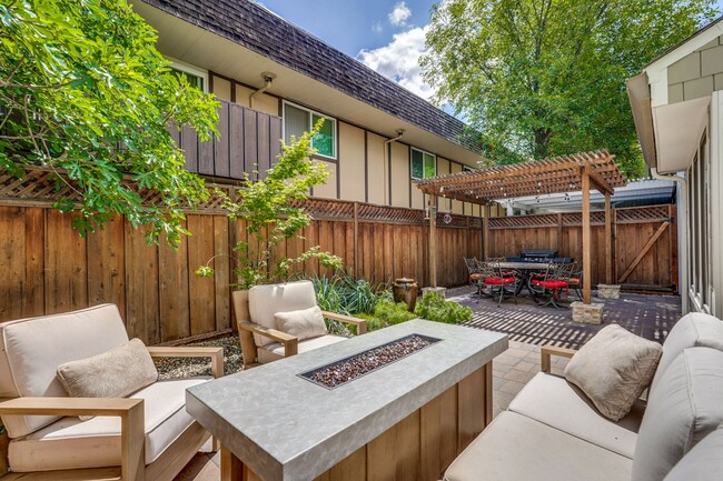 Building Photo - Large 3 Bed 2.5 Bath Townhome walking dist...