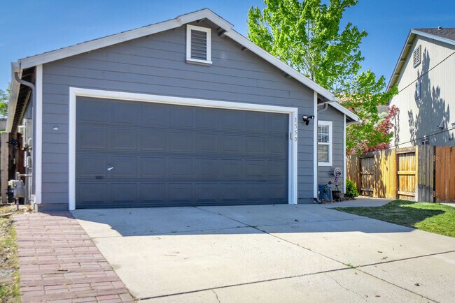 Building Photo - 1550 Carousel Ct