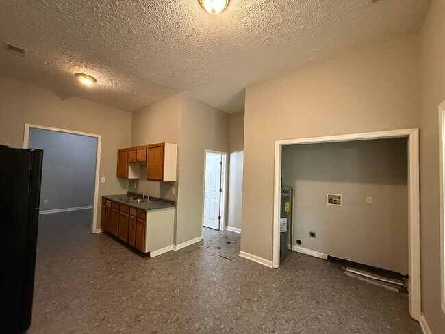 Building Photo - 3-BED 1-BATH SINGLE FAMILY HOME